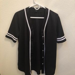 Forever 21 women’s black and white shirt size M